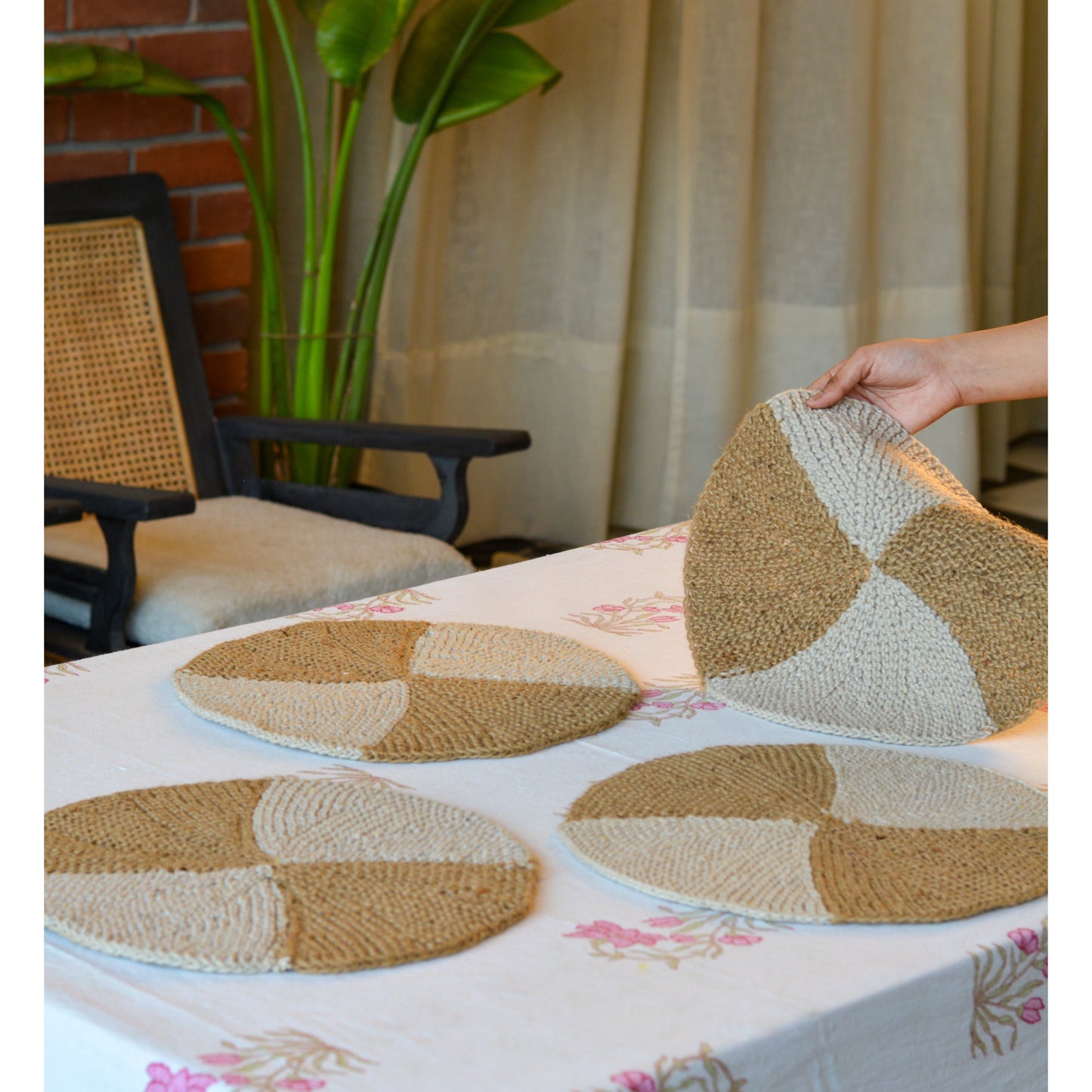 Round Jute-Cotton Thread Placemat ( Large, Single Piece )